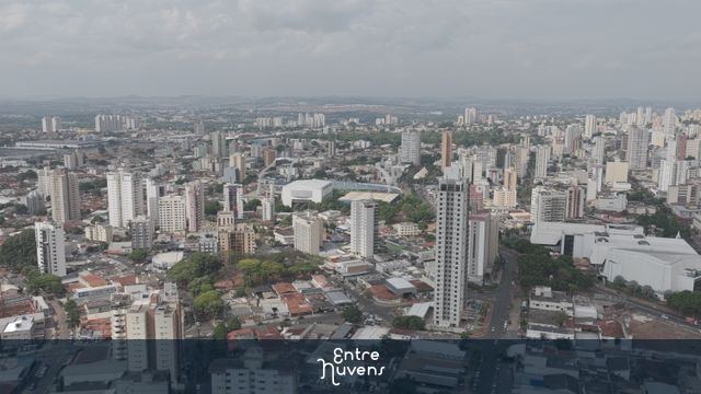 Estádio no coração urbano de Goiânia