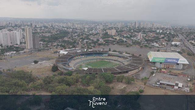 Estádio Serra Dourada em meio à cidade — vídeo aéreo de Goiânia