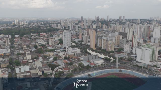 Estádio urbano cercado por prédios altos — vídeo aéreo de Goiânia