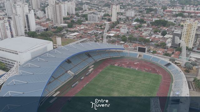 Estádio urbano com arquibancadas azuis — vídeo aéreo de Goiânia