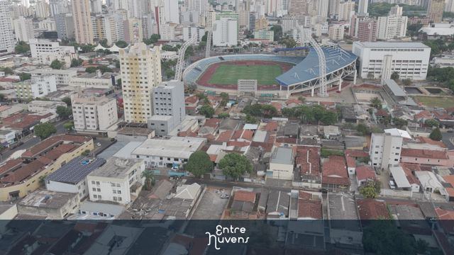 Estádio urbano em meio à cidade movimentada — vídeo aéreo de Goiânia