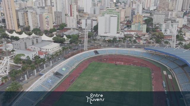 Estádio urbano em meio a prédios altos — vídeo aéreo de Goiânia
