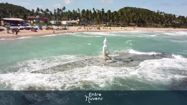 Estátua da Sereia na Praia — vídeo aéreo de Maceió