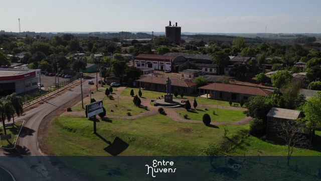 Estátua de Jayme Caetano Braun e jardins — vídeo aéreo de São Luiz Gonzaga