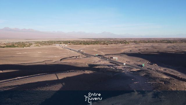 Estrada cortando o deserto ao amanhecer
