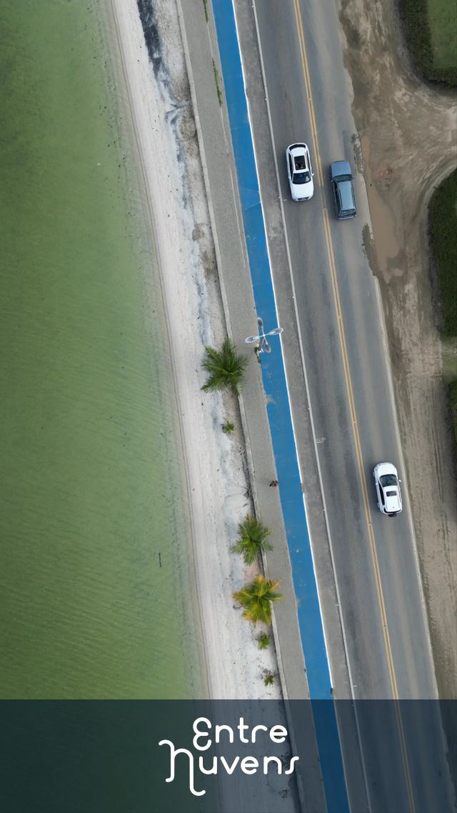 Estrada na beira da praia sem ondas — vídeo aéreo de Iguaba Grande