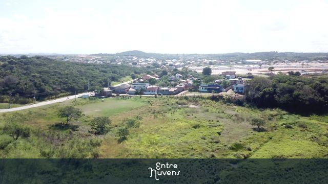 Estrada que dá acesso a Iguaba divisa com São Pedro da Aldeia + vista aerea da Ponta da Farinha — vídeo aéreo de Iguaba Grande