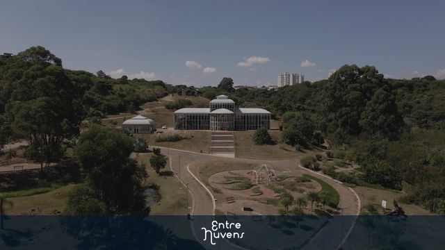 Estufa central rodeada por jardins e trilhas — vídeo aéreo de Sorocaba