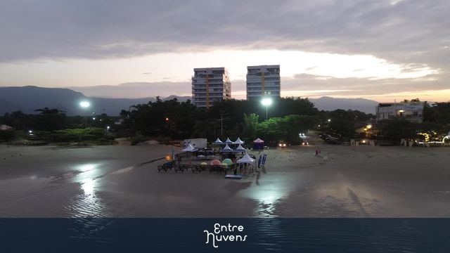 Evento de Aquathlon na praia do Indaiá  — vídeo aéreo de Bertioga