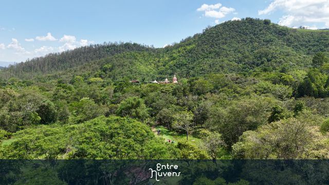 Explorando a Paz e a Natureza em um Templo na Serra da Mantiqwueira - Nova Gokula Hare Krishna — vídeo aéreo de Pindamonhangaba