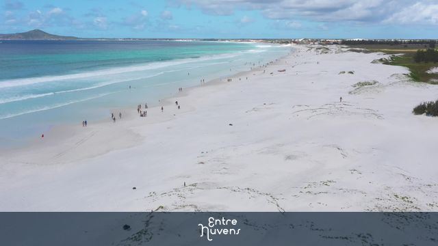 Extensa Praia de Areia Branca e Mar Azul em Cabo Frio RJ