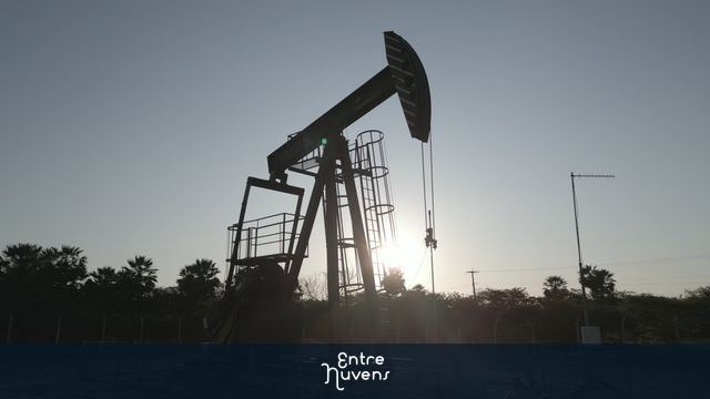 Extraçao de Petroleo ao Por do Sol 2. — vídeo aéreo de Mossoró
