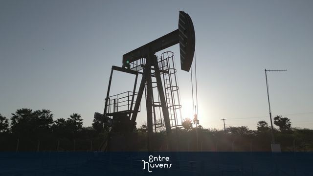 Extraçao de Petroleo ao Por do Sol 3. — vídeo aéreo de Mossoró