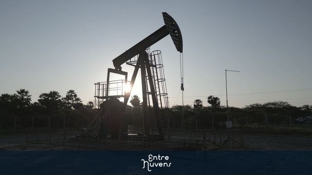 Extraçao de Petroleo ao Por do Sol. — vídeo aéreo de Mossoró
