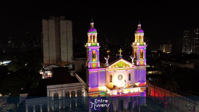 Fachada da Basílica de Nossa Srª de Nazaré iluminada e colorida via videomapping — vídeo aéreo de Belém