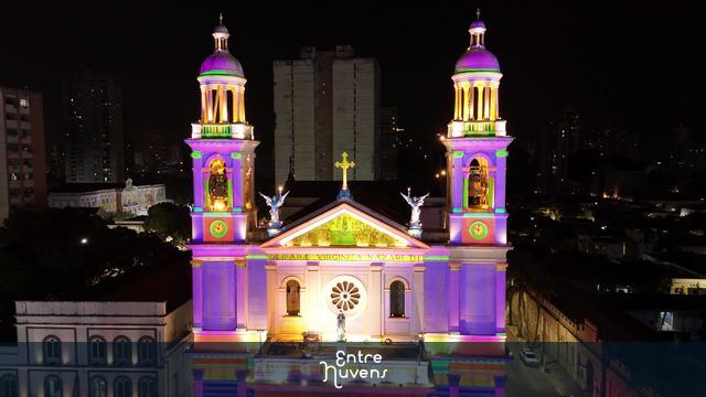 Fachada da Basílica de Nossa Srª de Nazaré iluminada e colorida via videomapping — vídeo aéreo de Belém