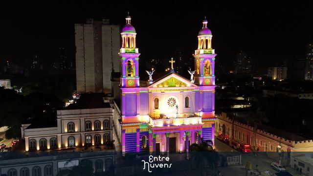 Fachada da Basílica de Nossa Srª de Nazaré iluminada e colorida via videomapping — vídeo aéreo de Belém