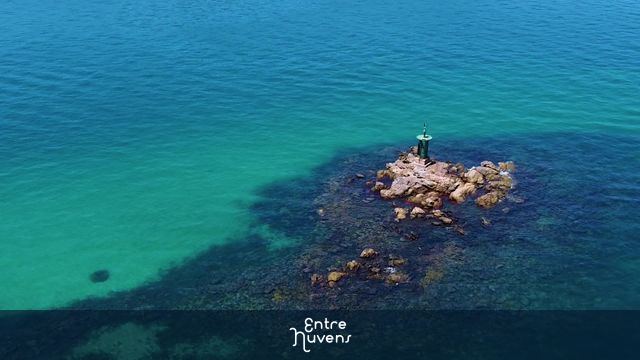Farol Abandonado no meio da bahia da ilha grande. — vídeo aéreo de Angra dos Reis