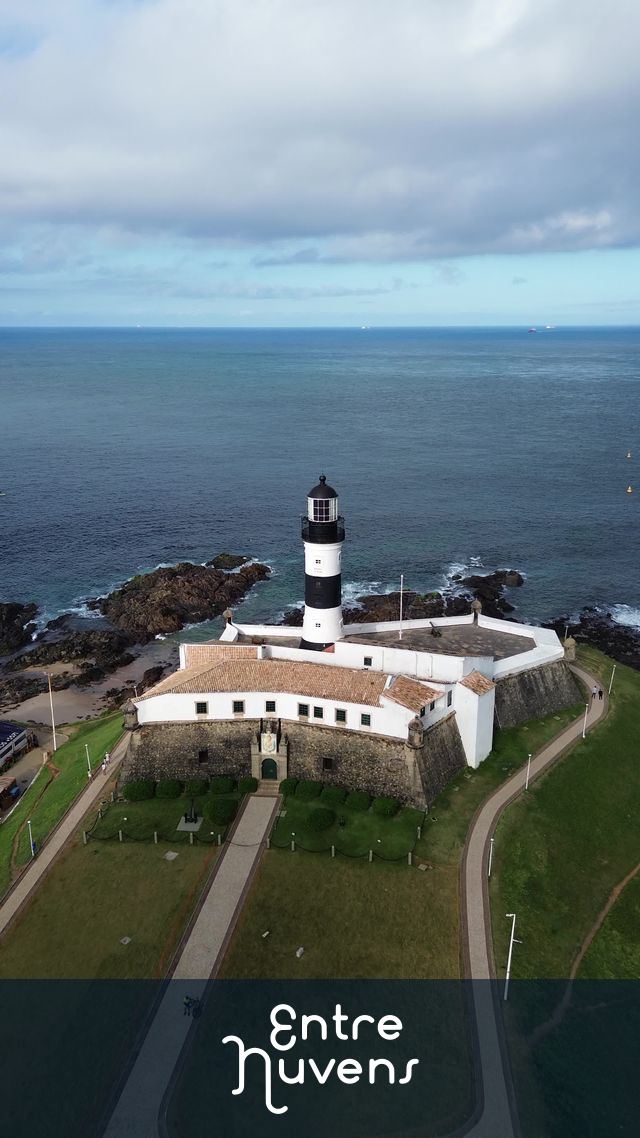 Farol da Barra diante do mar azul