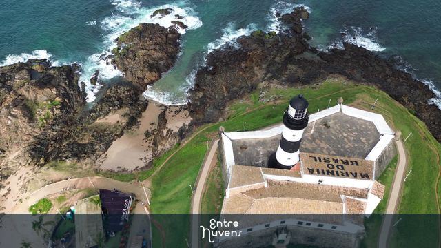 Farol da Barra e o encontro com o mar