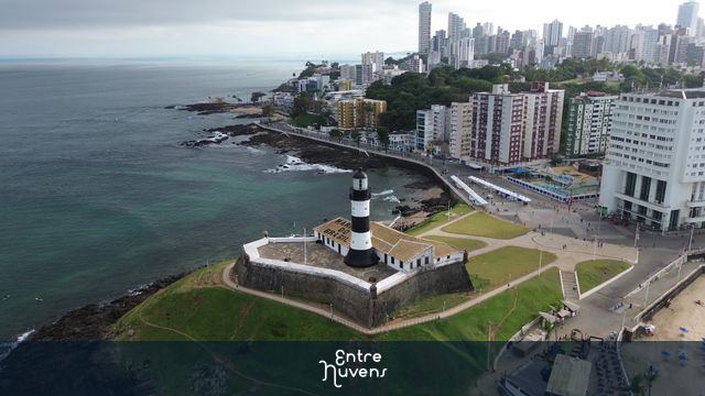 Farol da Barra em destaque sobre Salvador