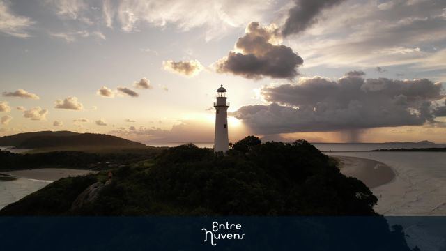 Farol da Ilha do Mel no Por do Sol 2 — vídeo aéreo de Paranaguá