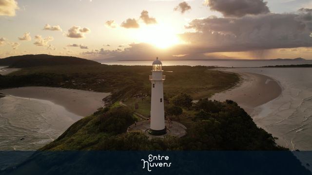Farol da Ilha do Mel no Por do Sol 3 — vídeo aéreo de Paranaguá
