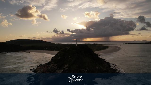 Farol da Ilha do Mel no Por do Sol — vídeo aéreo de Pontal do Paraná
