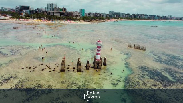 Farol da Ponta Verde — vídeo aéreo de Maceió