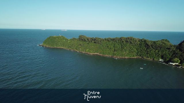 Farol de Cabeçudas com navios ao fundo - Itajaí, Santa Catarina, Brasil