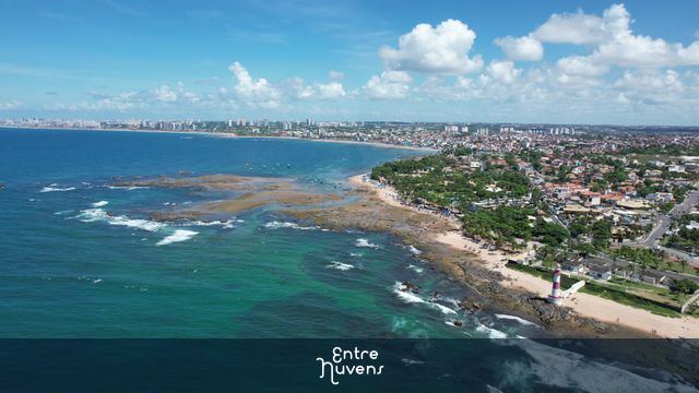 Farol de Itapoã e Orla de Salvador vistos do alto