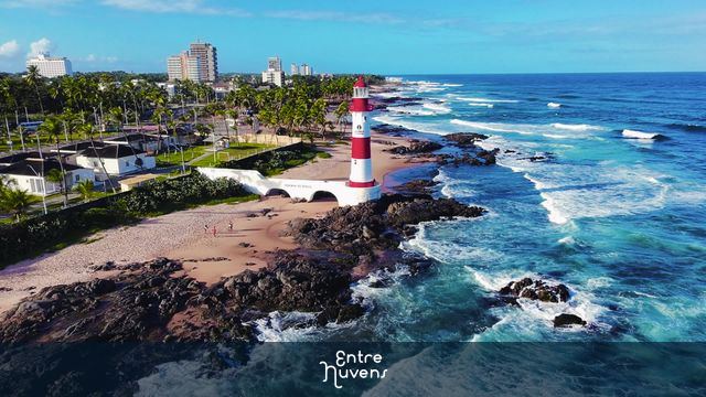 Farol de Itapuã ao entardecer – Vista aérea cinematográfica — vídeo aéreo de Salvador