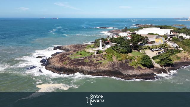 Farol de Santa Luzia sobre costão rochoso em Vila Velha – Espírito Santo