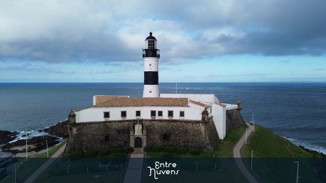 Farol histórico à beira-mar