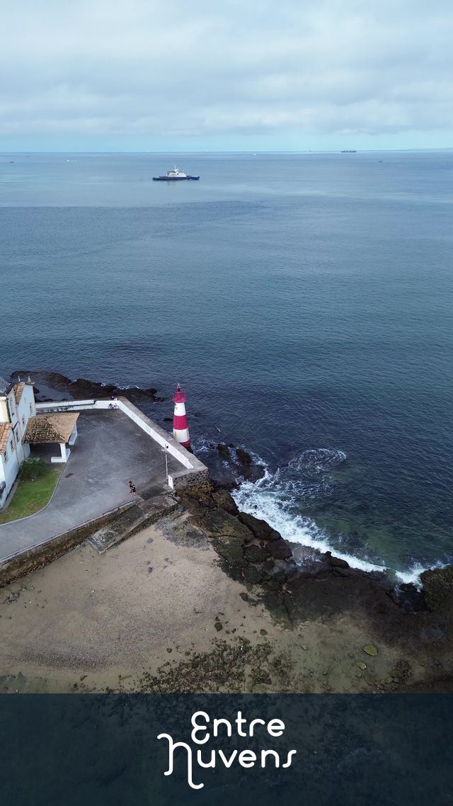 Farol na orla rochosa com mar tranquilo em humaitá - Salvador