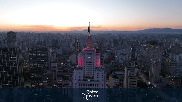 Farol Santander iluminado ao entardecer