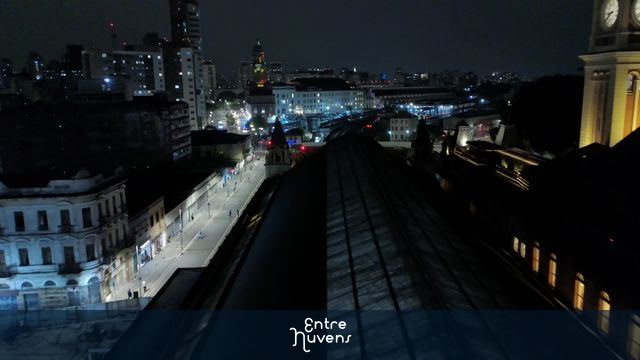 Filmagem por toda estação da luz, ao fundo salã São Paulo 