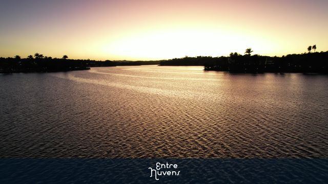 Fim de tarde acima da água, clima de calor — vídeo aéreo de Belo Horizonte