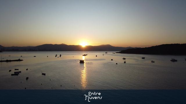 Fim de tarde em PB — vídeo aéreo de Porto Belo