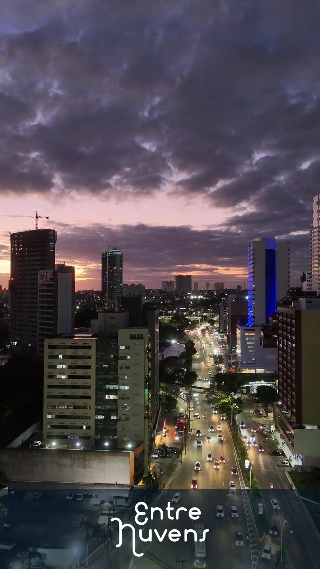Fim de tarde na Avenida Tancredo Neves