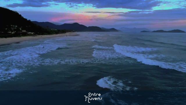 Final de tarde em Juqueí litoral norte — vídeo aéreo de São Sebastião