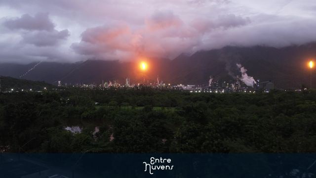 Flare da Refinaria — vídeo aéreo de Cubatão
