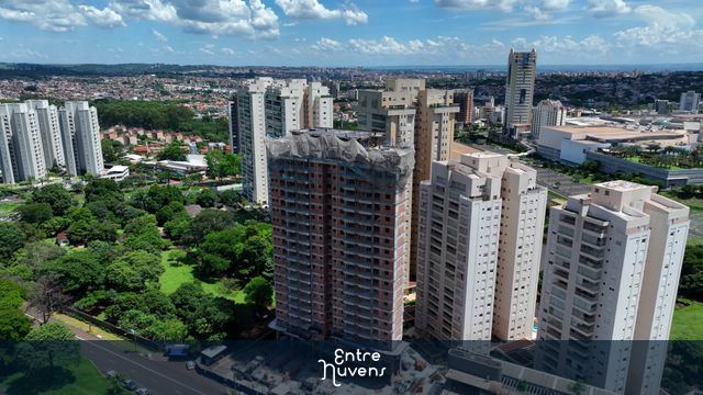 Flight over buildings next to Parque das Artes in Ribeirao Preto — vídeo aéreo de Ribeirão Preto