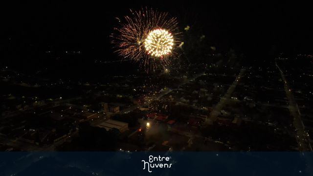 Fogos de artificio em Festa Junina — vídeo aéreo de Prudentópolis