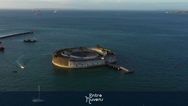 Forte São Marcelo circular isolado no meio do mar azul — vídeo aéreo de Salvador