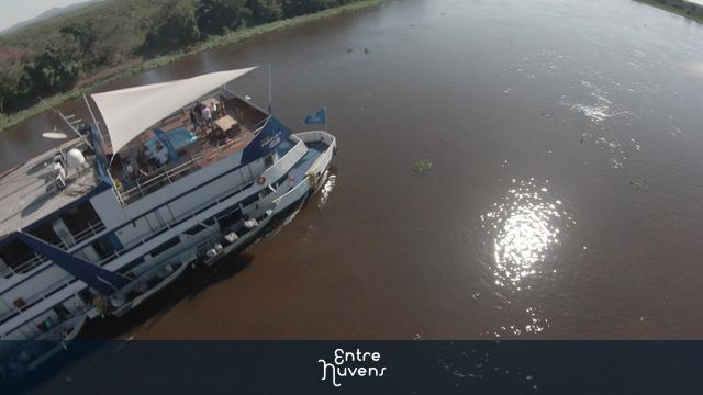 FPV - Barco Navegando no Rio Paraguay no Pantanal