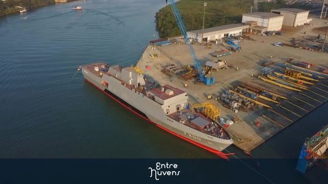 Fragata Tamandaré atracada no estaleiro Brasil Sul em Itajaí