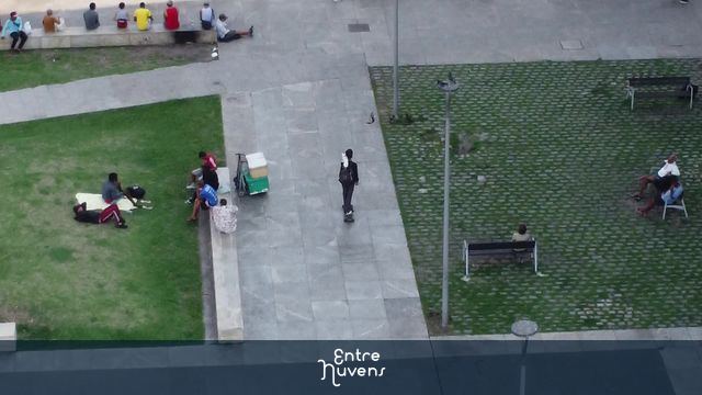 Gatinho andando de skate com seu dono — vídeo aéreo de Rio de Janeiro