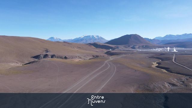 Gêiseres fumegantes no deserto andino