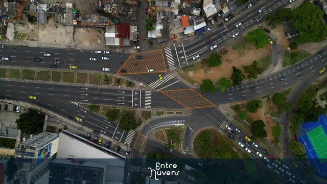 Grande cruzamento urbano em horário de pico
